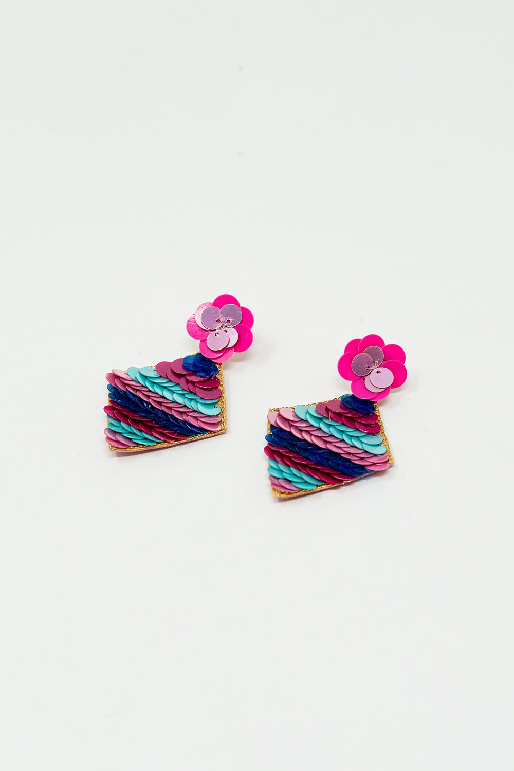 Brincos em forma de diamante com pormenores de lantejoulas multicoloridas.