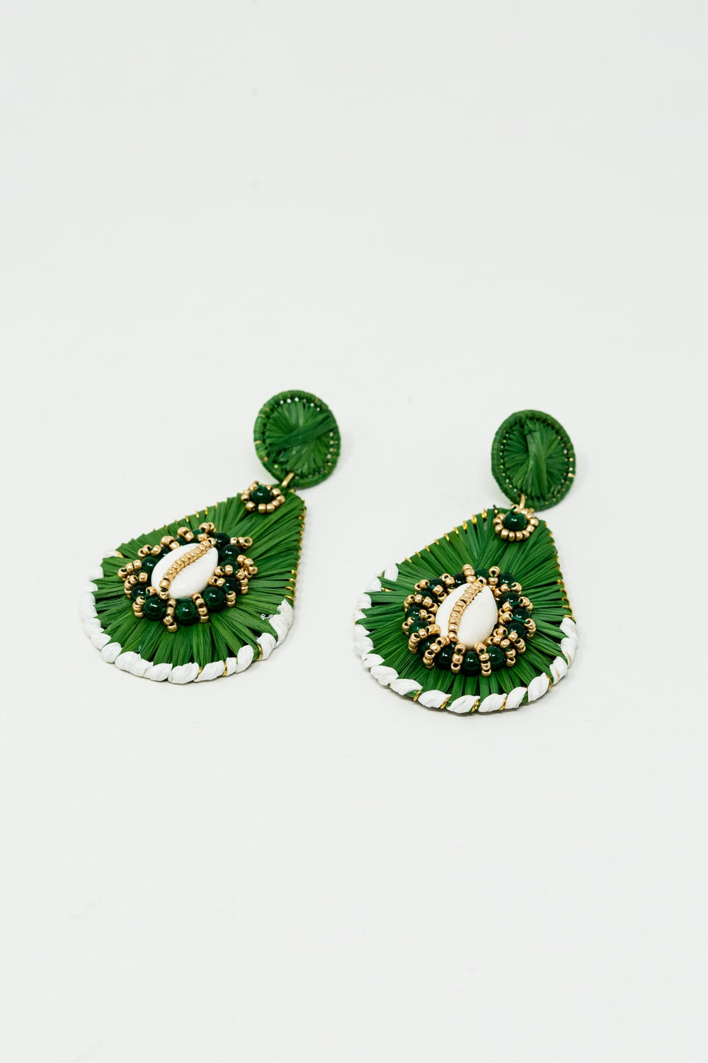 Brincos de gota de água verde com enfeites