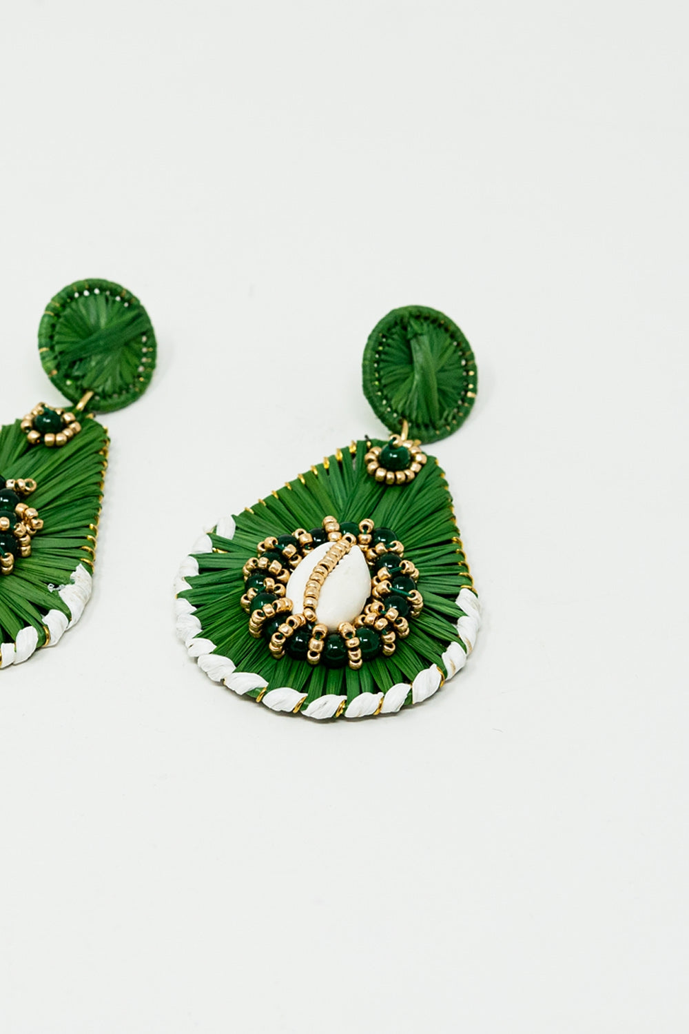 Brincos de gota de água verde com enfeites