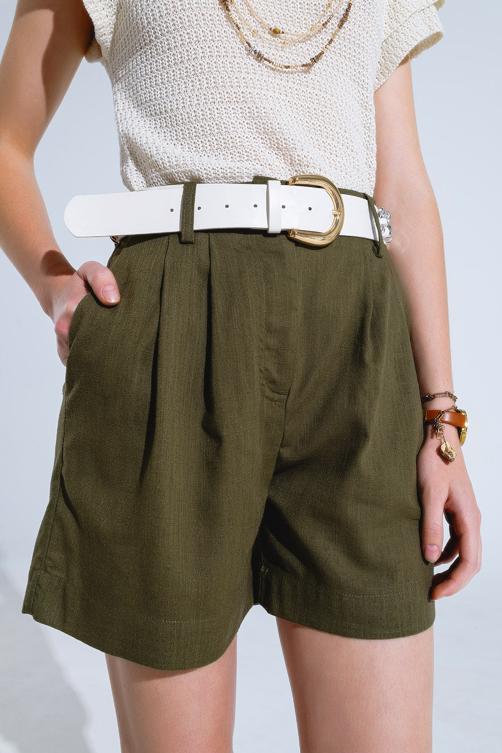 Calções Khaki com bolsos e cintura elástica