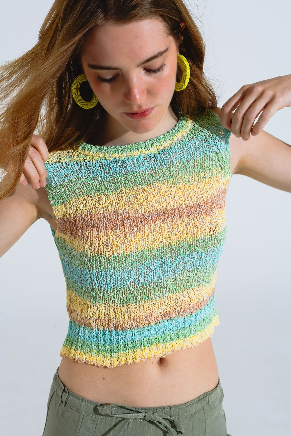 Camisola de malha multicolor sem mangas com riscas e decote em gola redonda