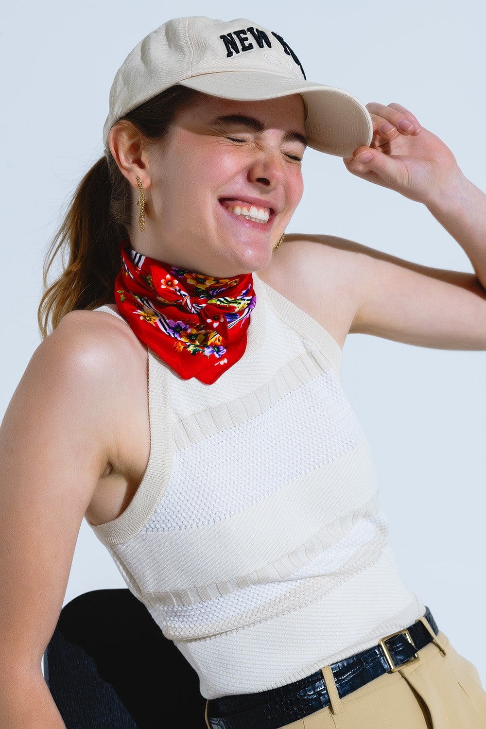 Tank top bege com design de riscas em diferentes malhas