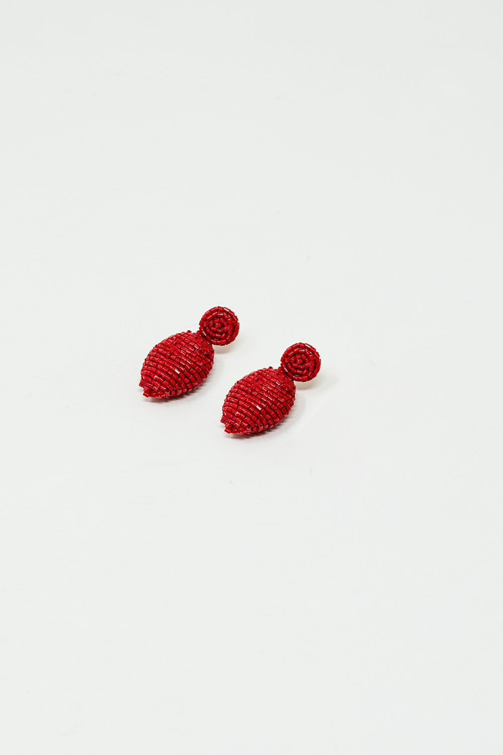 Brincos de contas ovais em vermelho