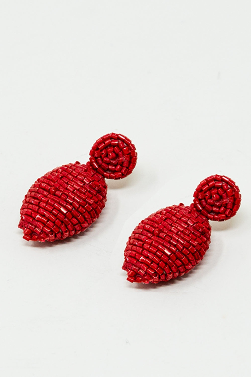 Brincos de contas ovais em vermelho