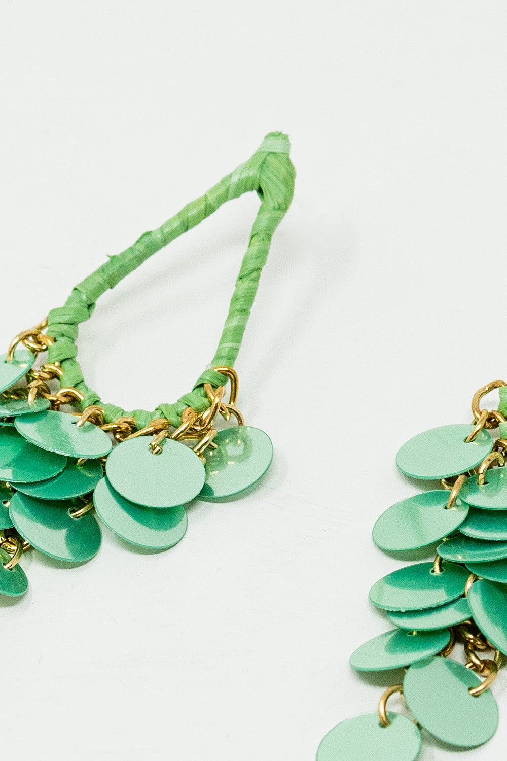 Brincos de gota de água verde com lantejoulas em cascata