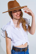 Camisa branca com botões gola polo e mangas com folhos e rebordo preto