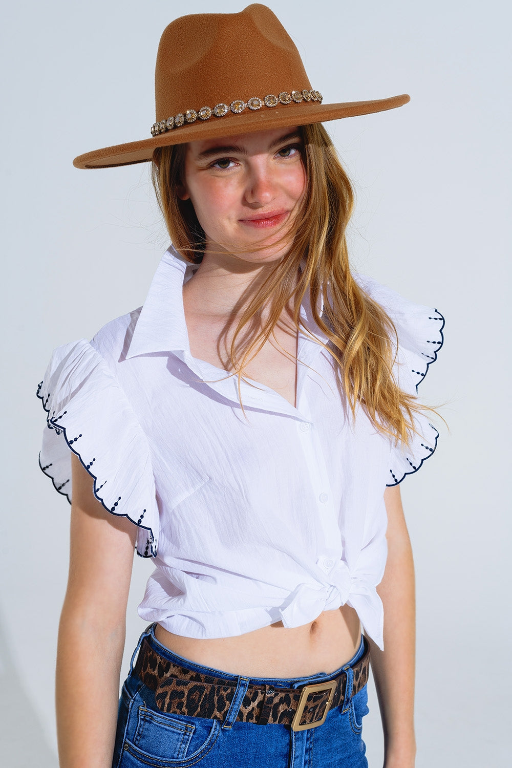 Camisa branca com botões gola polo e mangas com folhos e rebordo preto