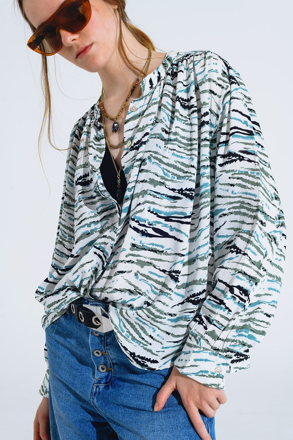 Blusa branca com estampado animal verde e mangas compridas