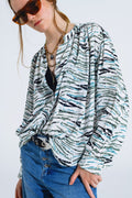 Blusa branca com estampado animal verde e mangas compridas