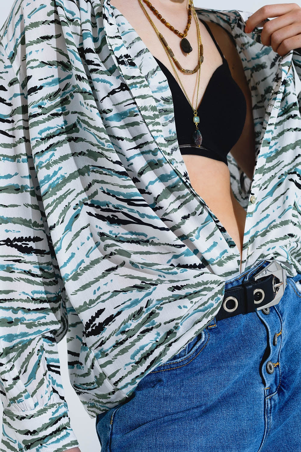 Blusa branca com estampado animal verde e mangas compridas