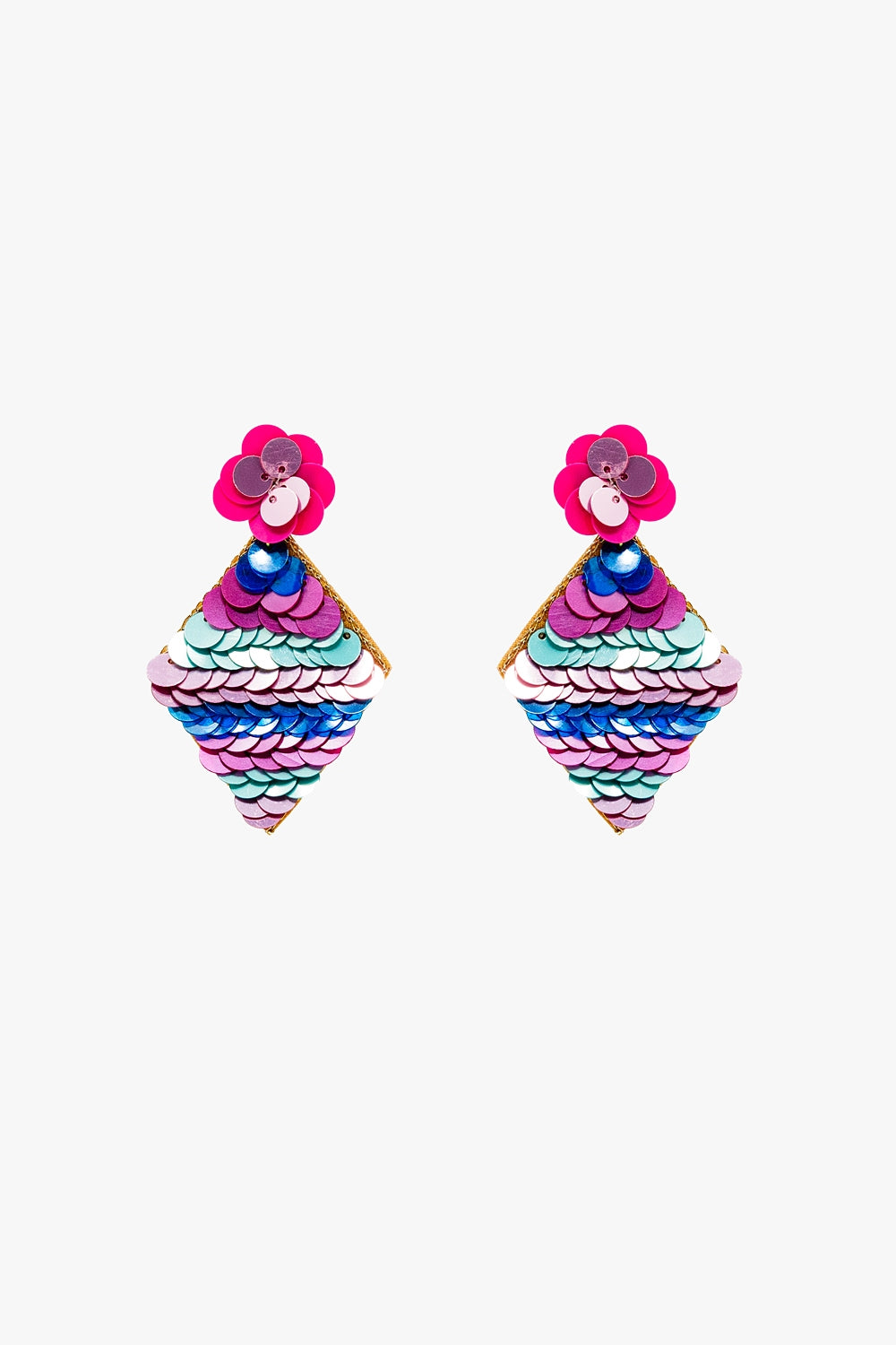 Brincos em forma de diamante com pormenores de lantejoulas multicoloridas.