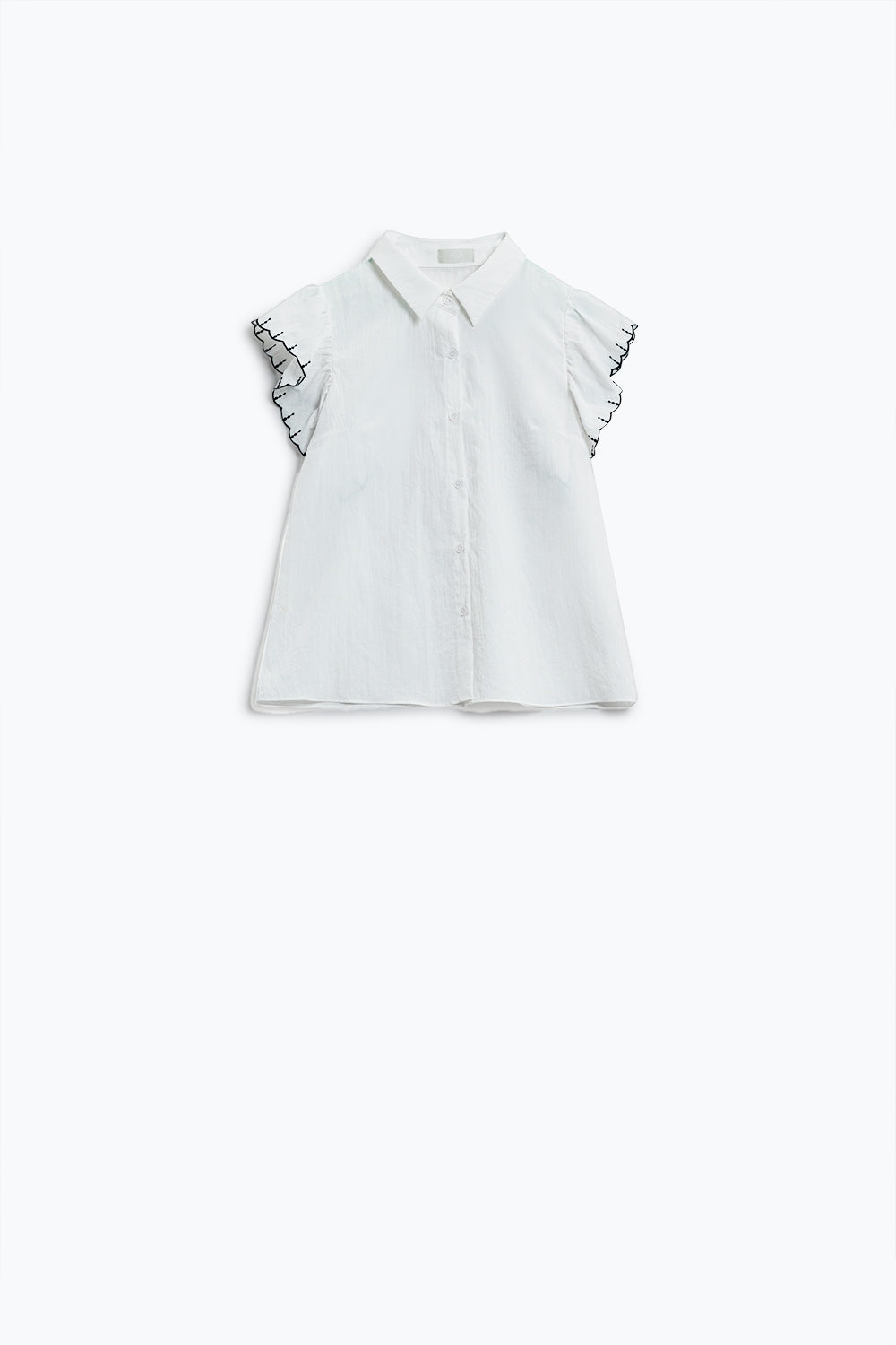 Camisa branca com botões gola polo e mangas com folhos e rebordo preto