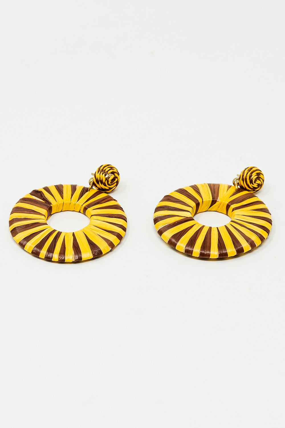 Brincos de tecido castanho e amarelo com gota