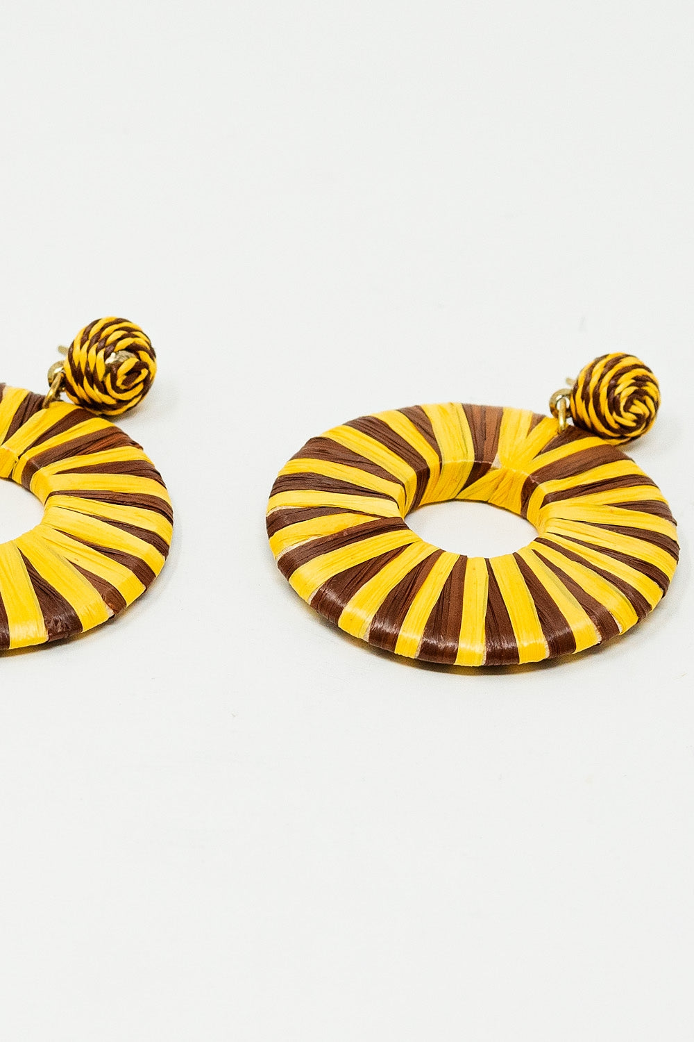 Brincos de tecido castanho e amarelo com gota