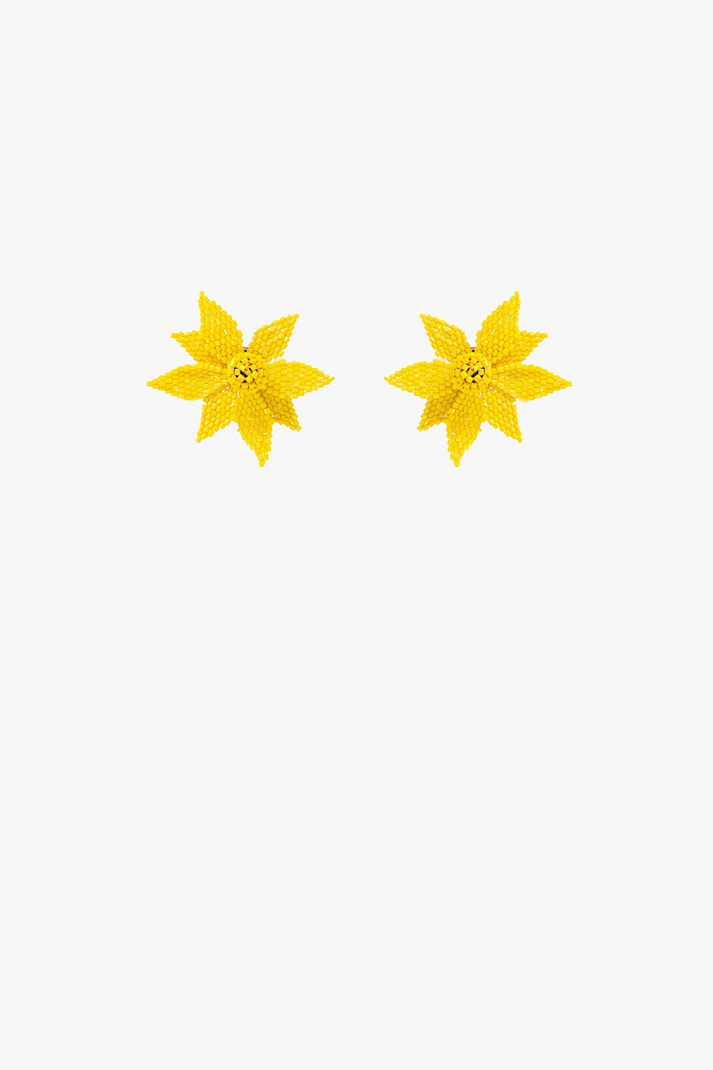 Brincos bordados com flores 3D em amarelo
