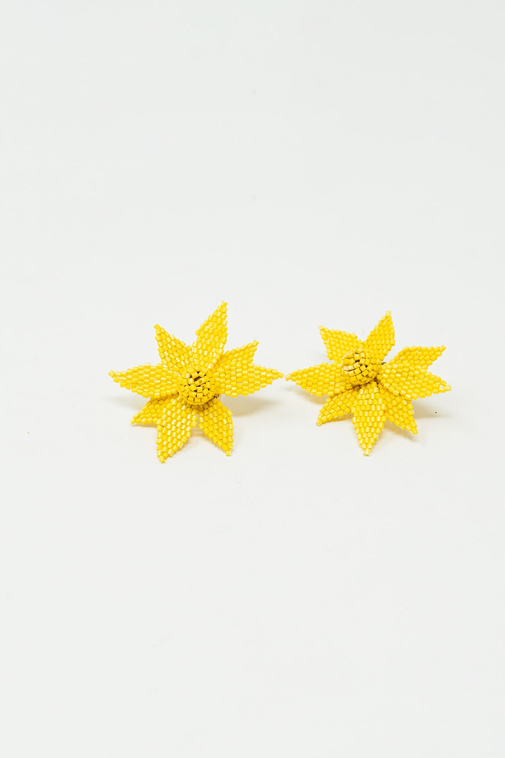Brincos bordados com flores 3D em amarelo