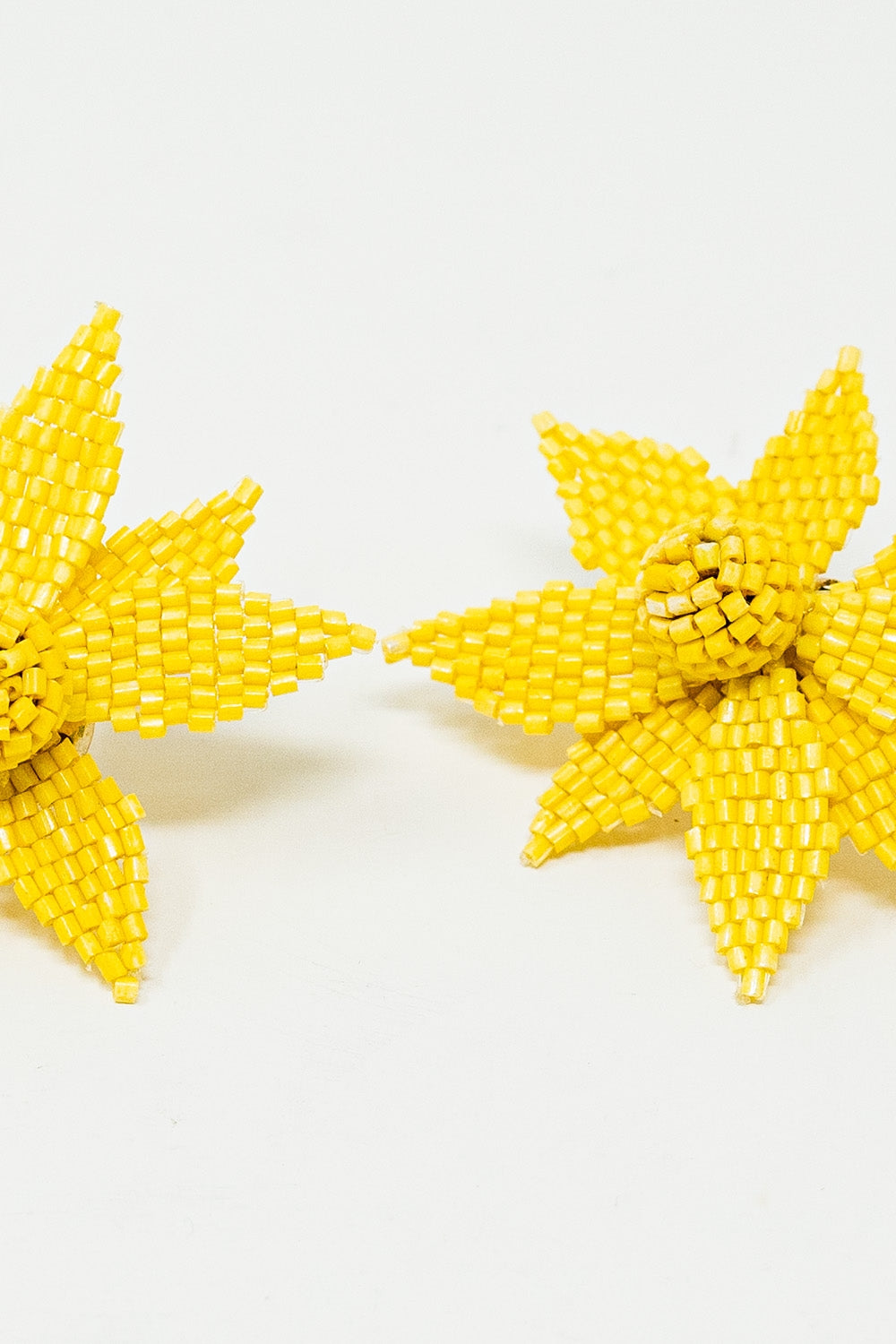 Brincos bordados com flores 3D em amarelo