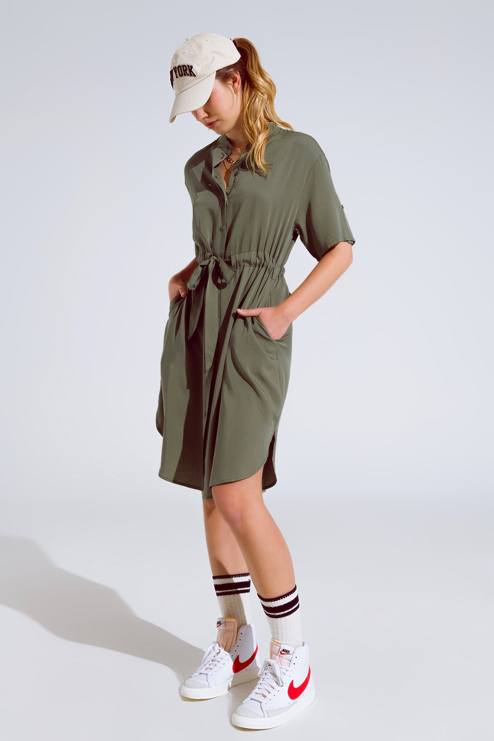Vestido fluido com botões cinto e bolsos laterais