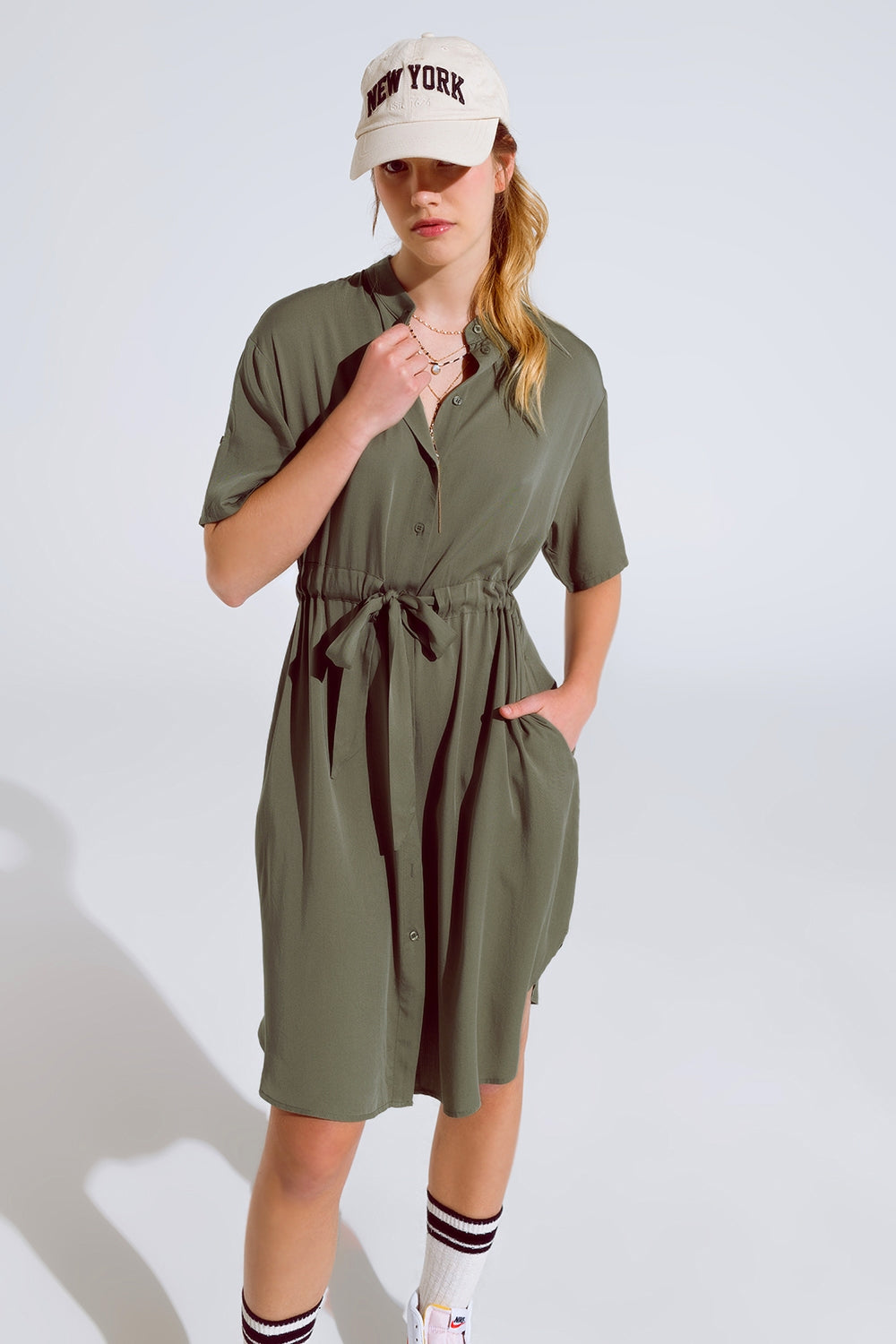 Vestido fluido com botões cinto e bolsos laterais