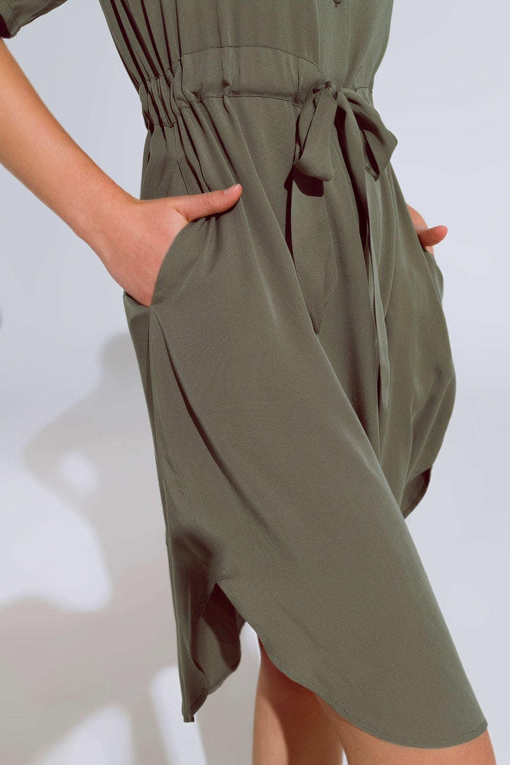 Vestido fluido com botões cinto e bolsos laterais