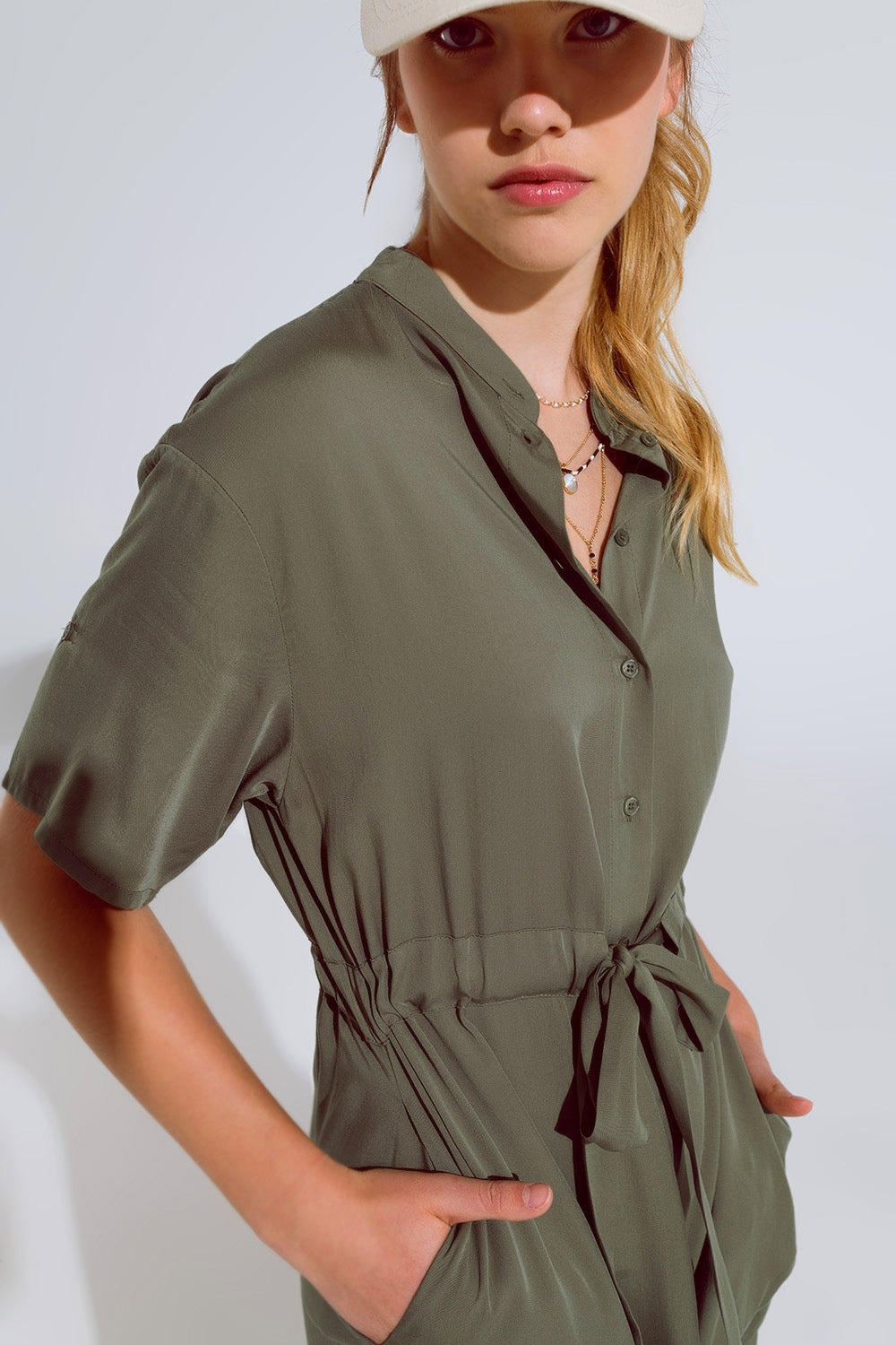 Vestido fluido com botões cinto e bolsos laterais