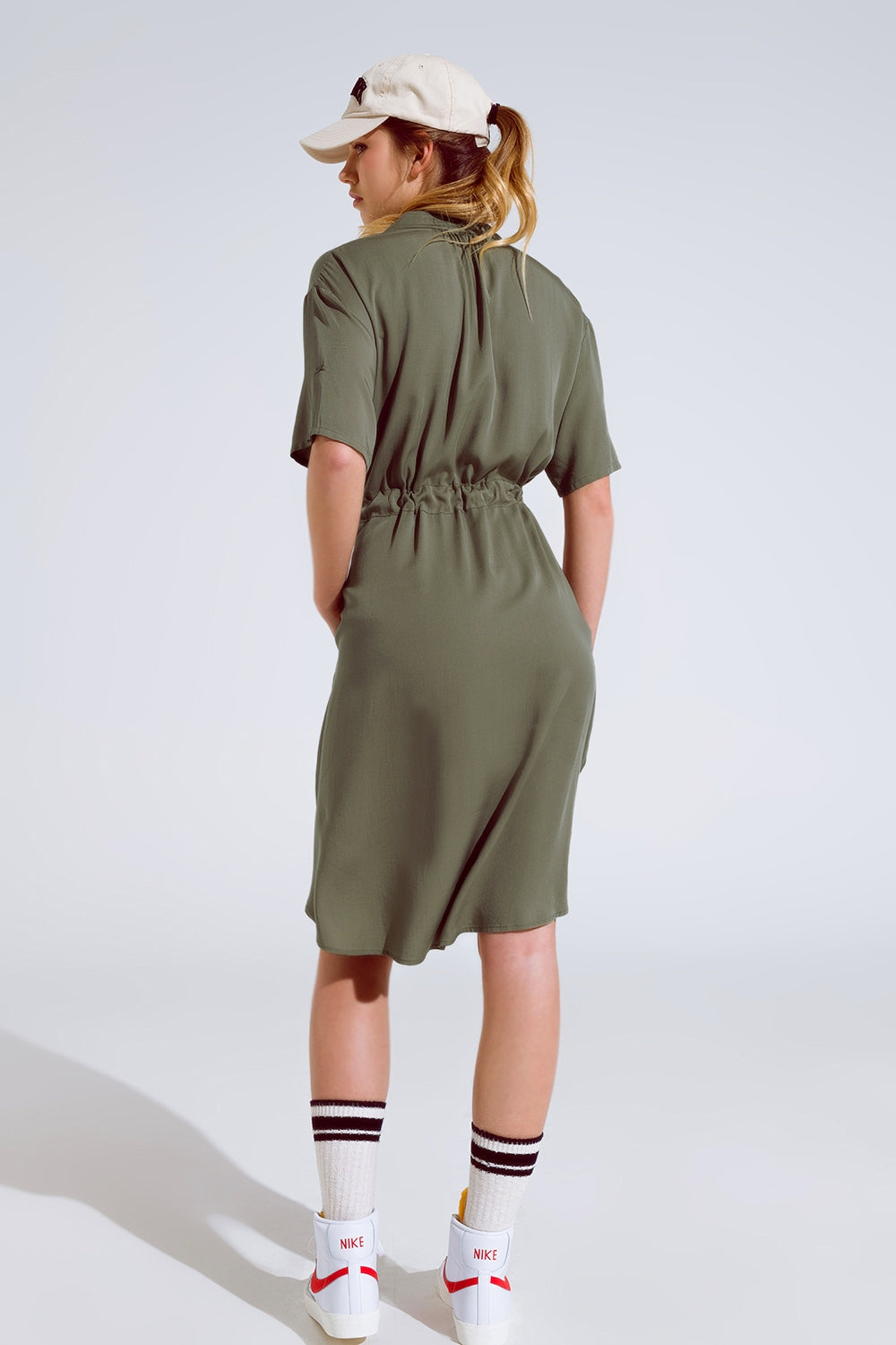 Vestido fluido com botões cinto e bolsos laterais