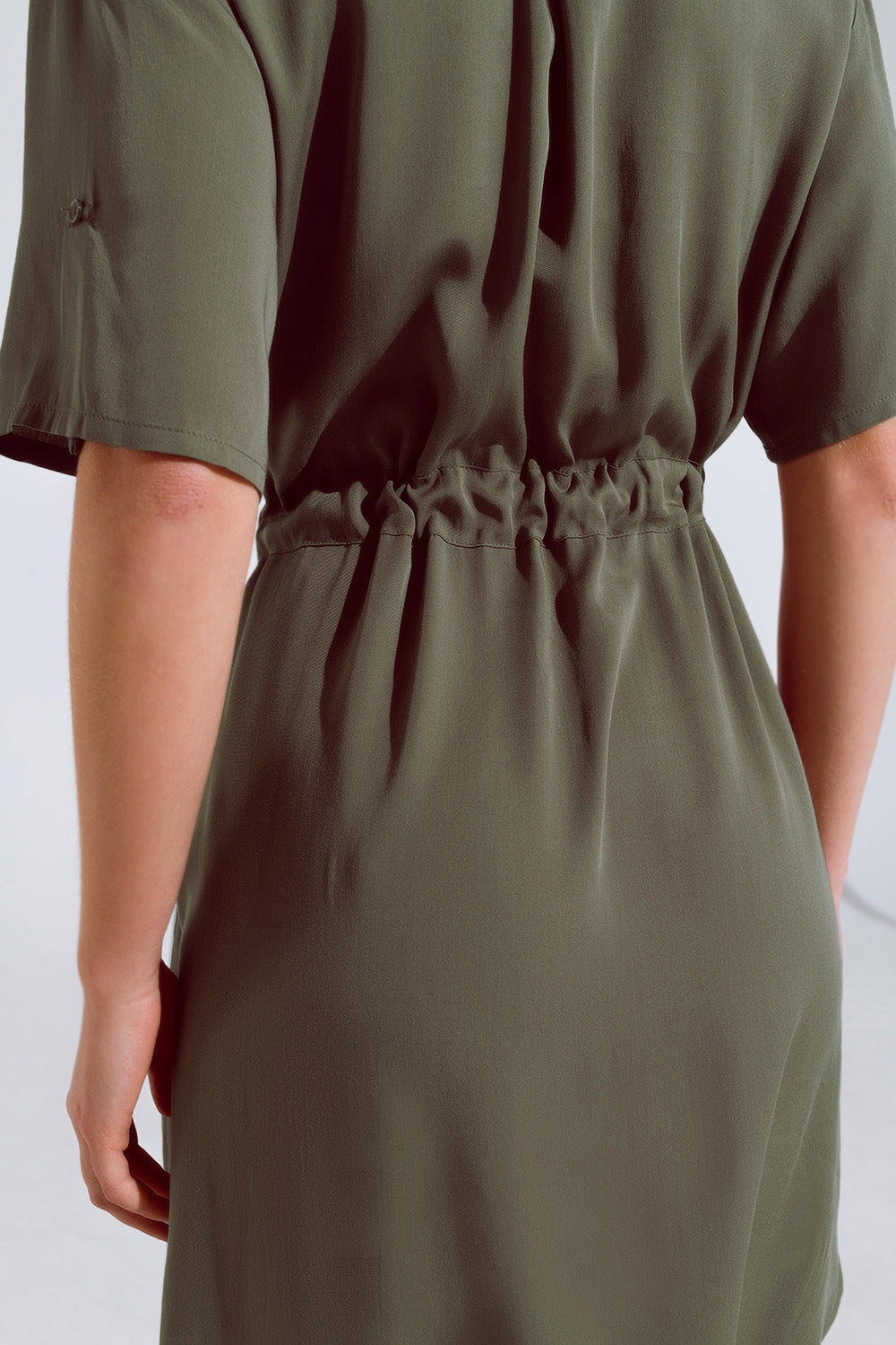 Vestido fluido com botões cinto e bolsos laterais