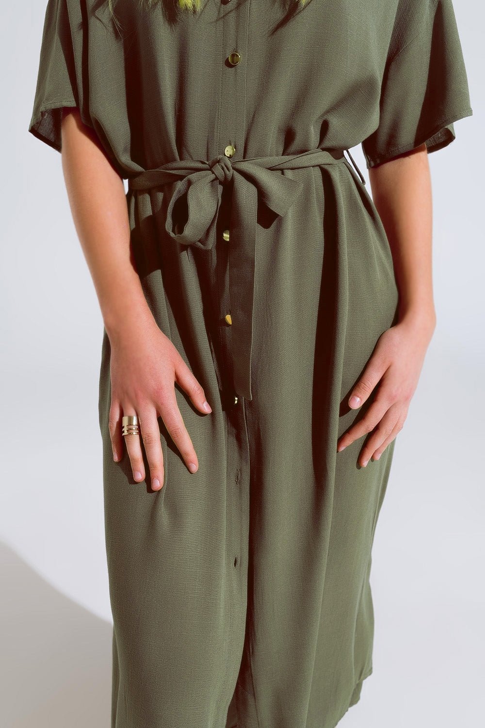 Vestido midi caqui com botões mangas curtas e cinto a condizer