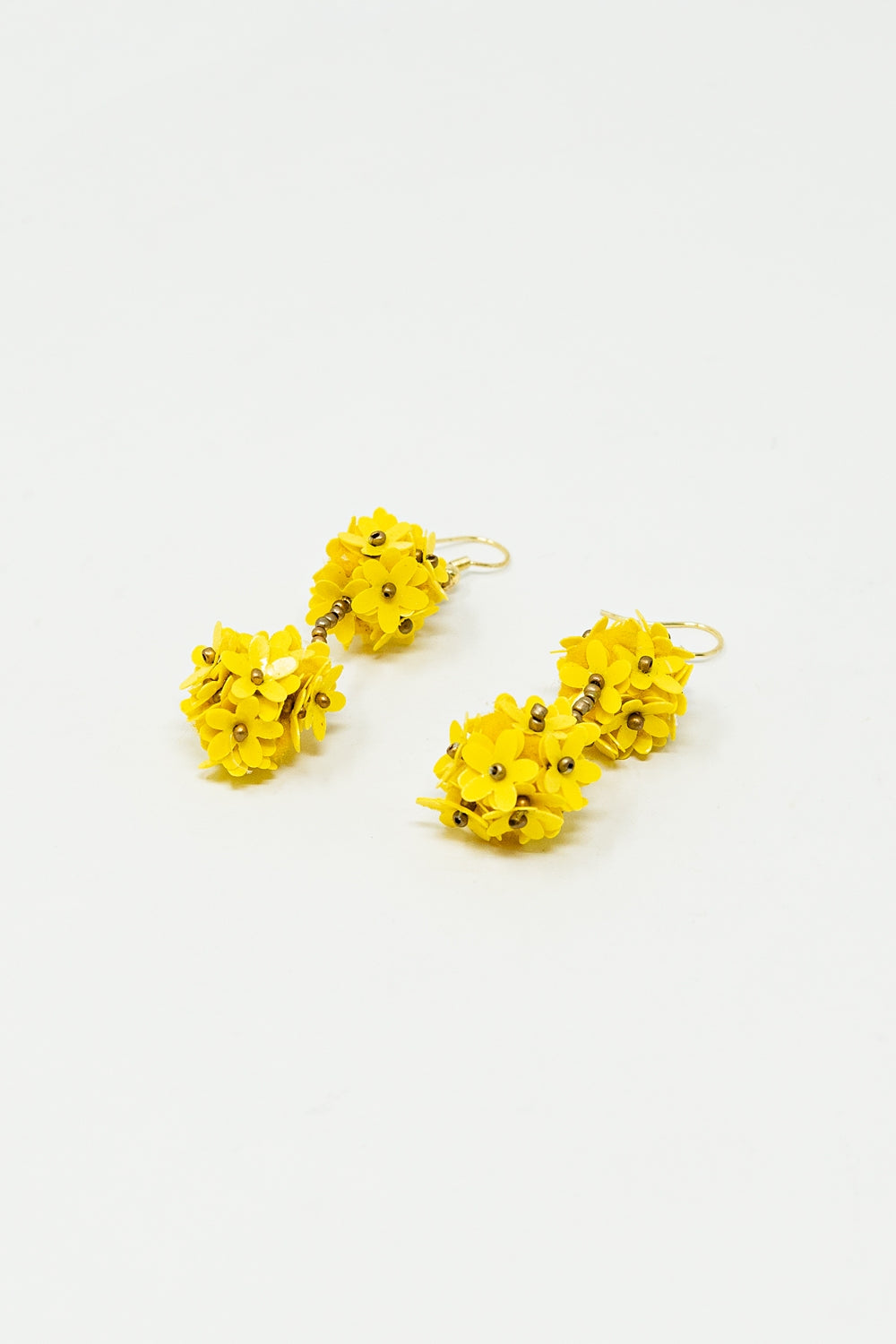 Brincos de flores em forma de gota com margaridas amarelas