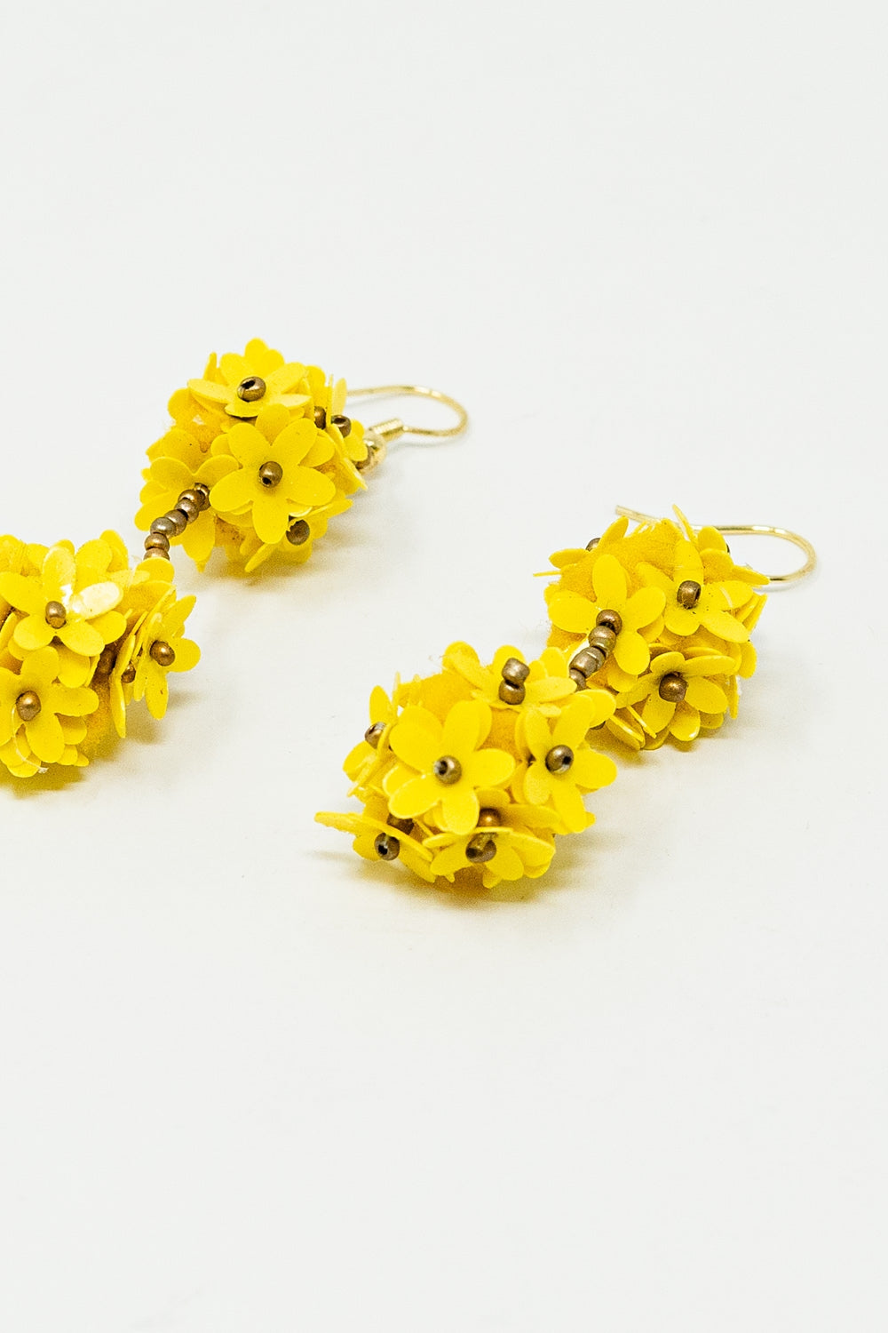 Brincos de flores em forma de gota com margaridas amarelas