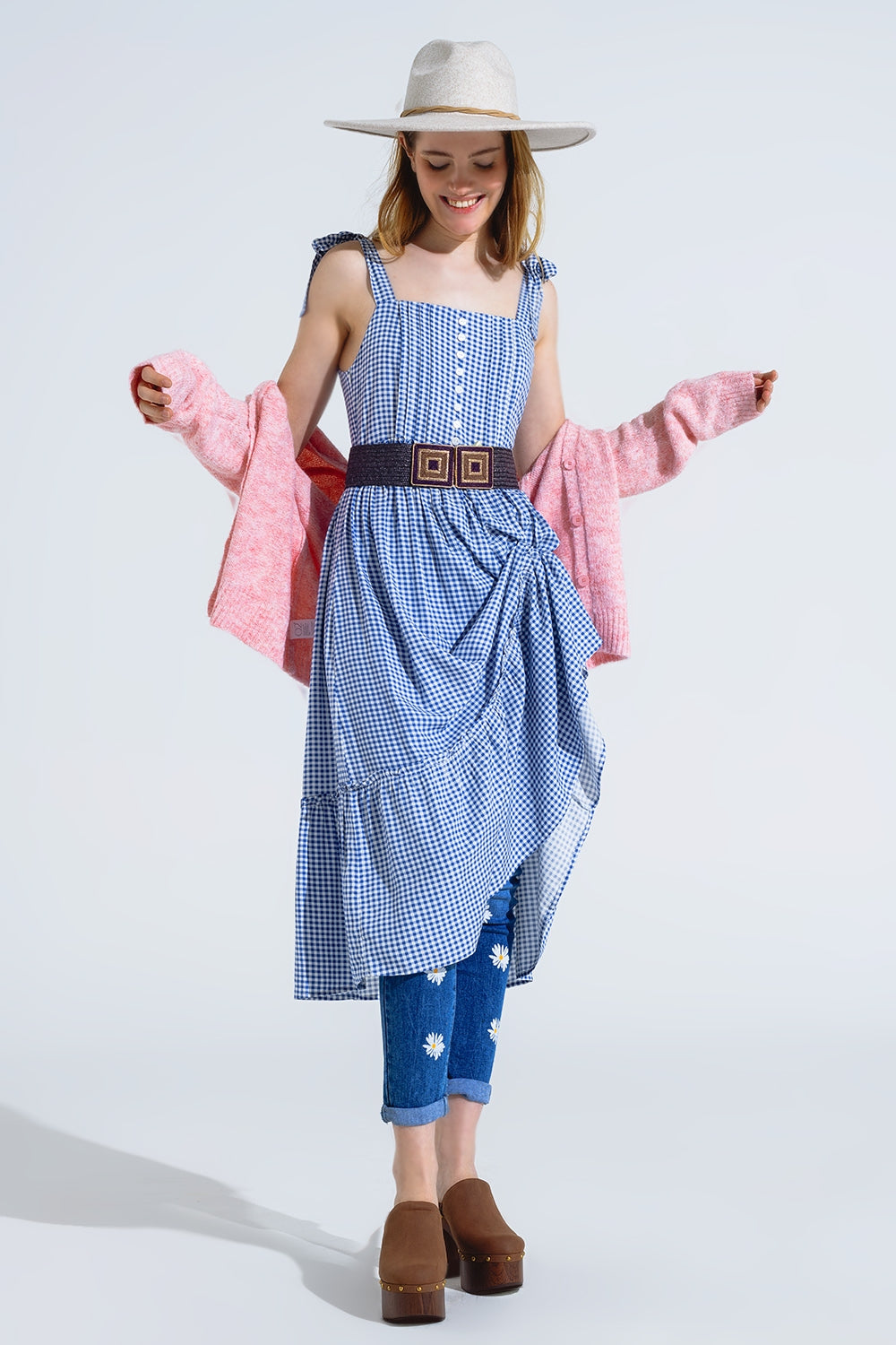 Vestido azul e branco em xadrez em linha A com alças ajustáveis