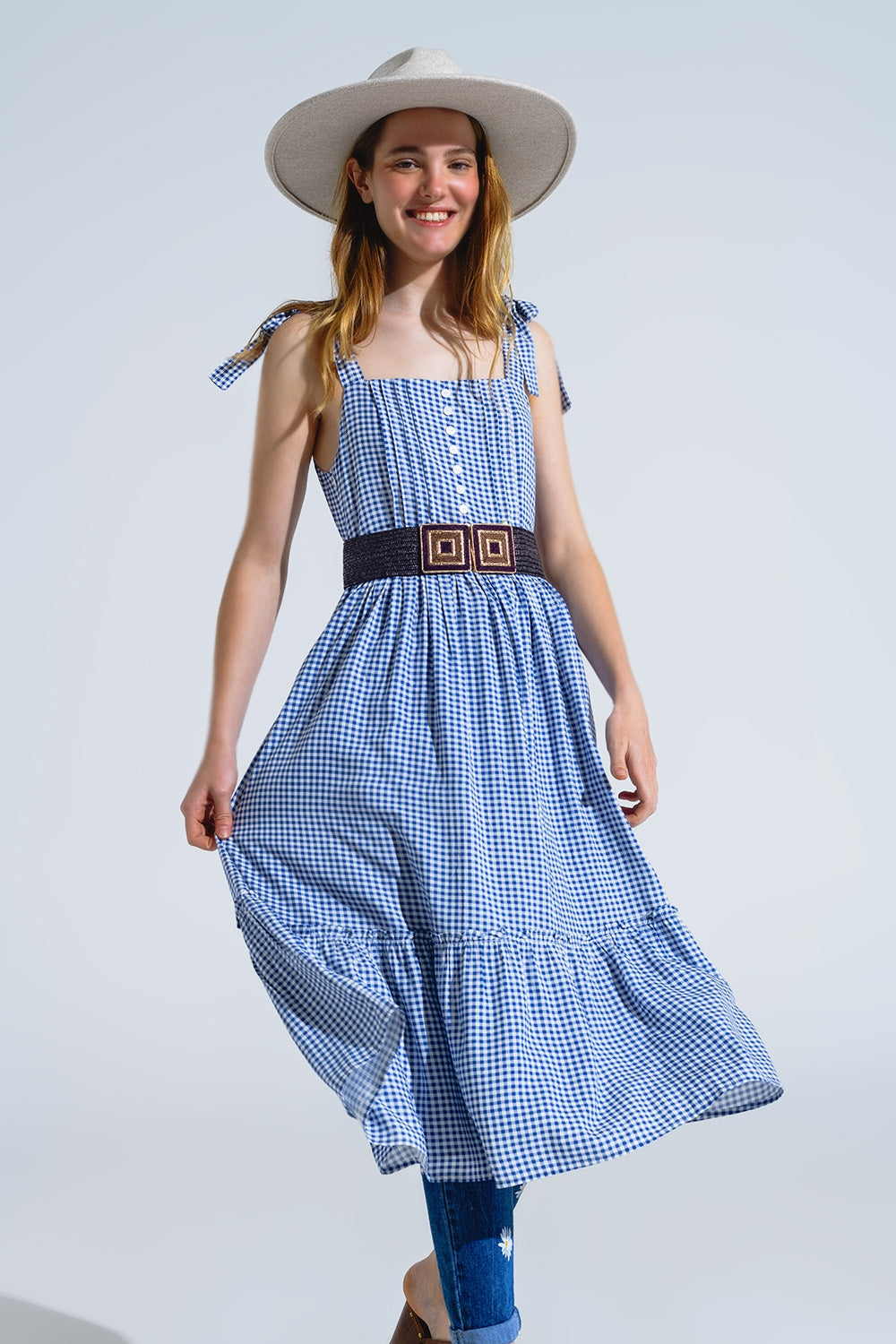 Vestido azul e branco em xadrez em linha A com alças ajustáveis