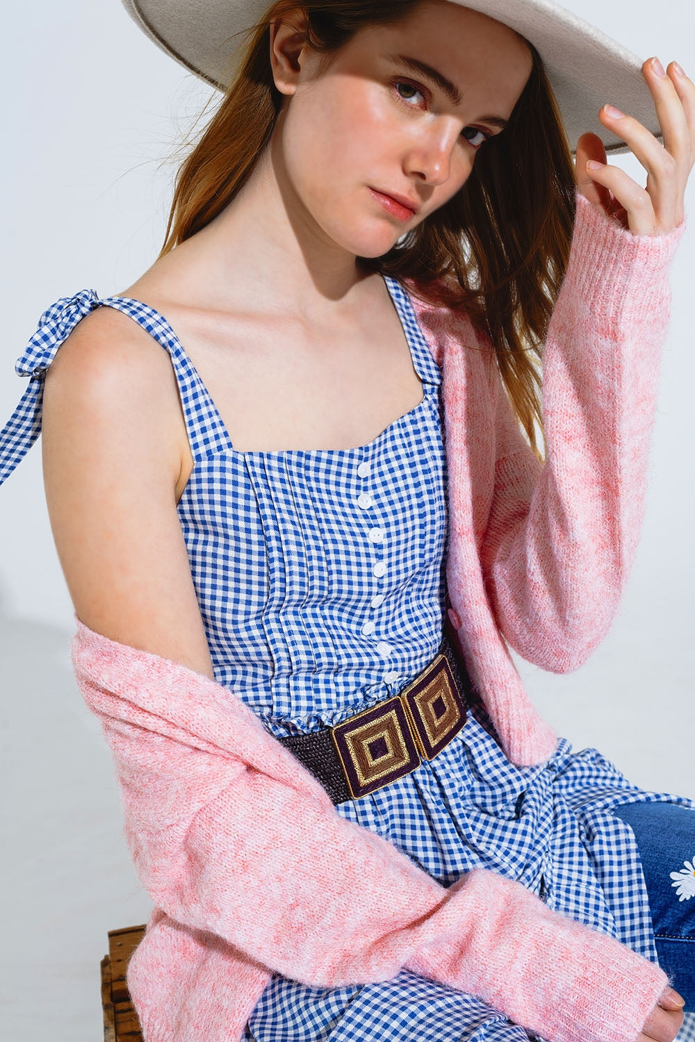Vestido azul e branco em xadrez em linha A com alças ajustáveis