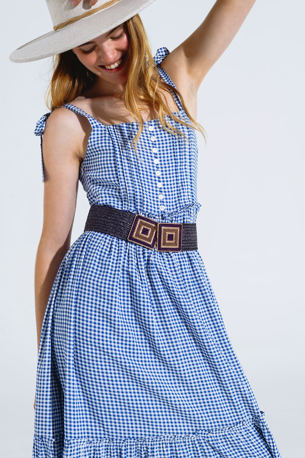 Vestido azul e branco em xadrez em linha A com alças ajustáveis