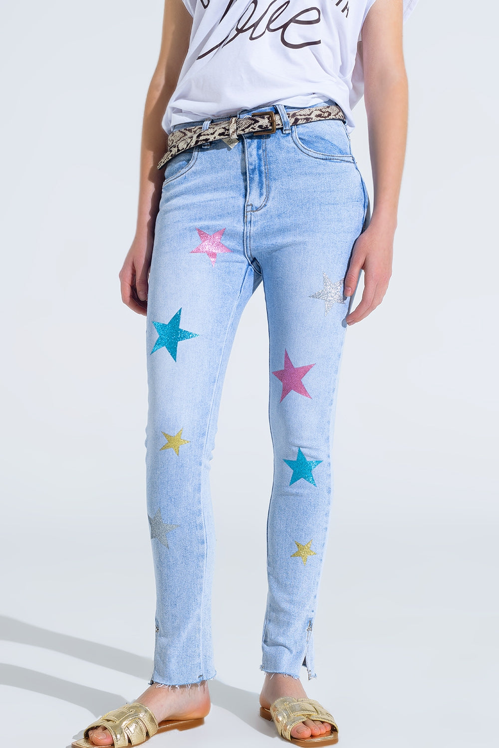 Calças de ganga skinny de lavagem clara com estrelas nas pernas