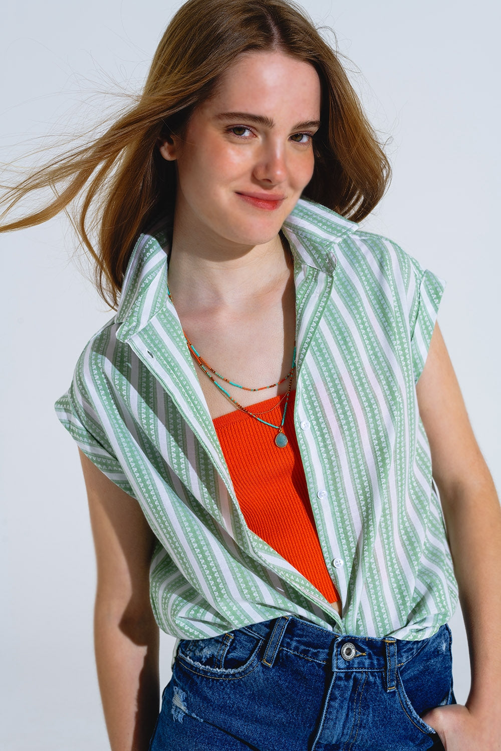 Blusa verde com riscas verticais e mangas curtas