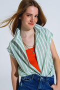 Blusa verde com riscas verticais e mangas curtas