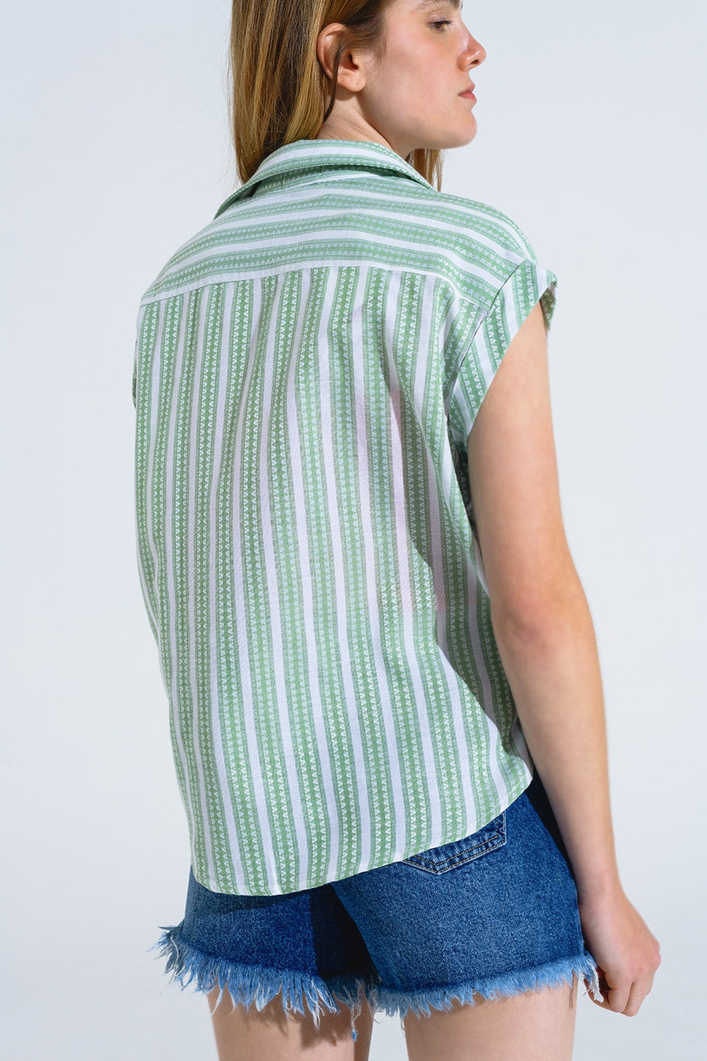 Blusa verde com riscas verticais e mangas curtas