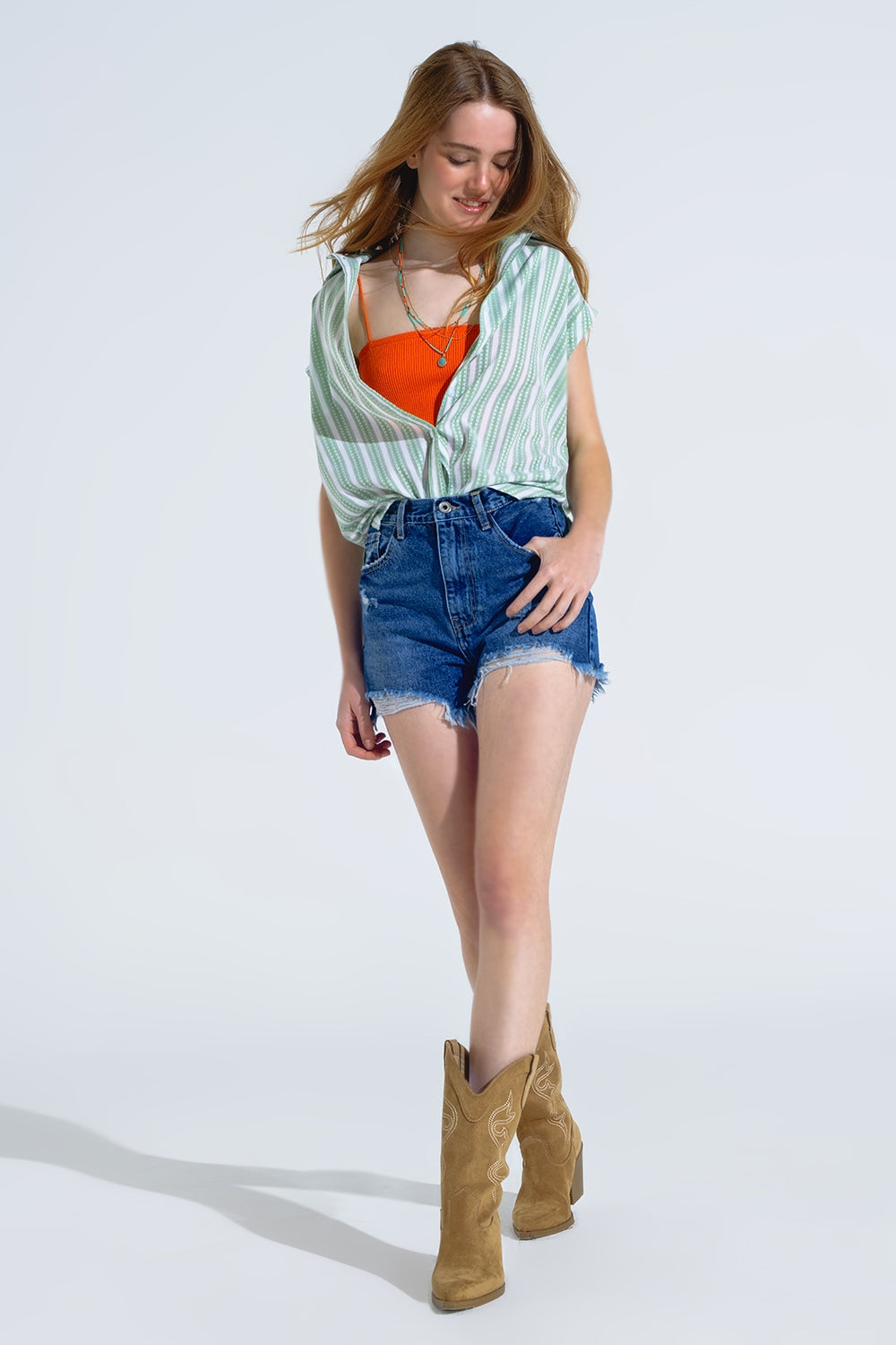 Blusa verde com riscas verticais e mangas curtas
