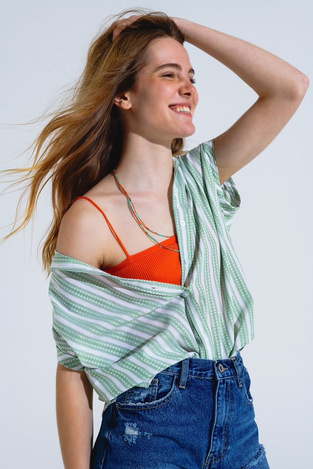 Blusa verde com riscas verticais e mangas curtas