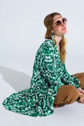 Vestido curto com estampado Tie Dye mangas compridas e rebordo de renda em verde
