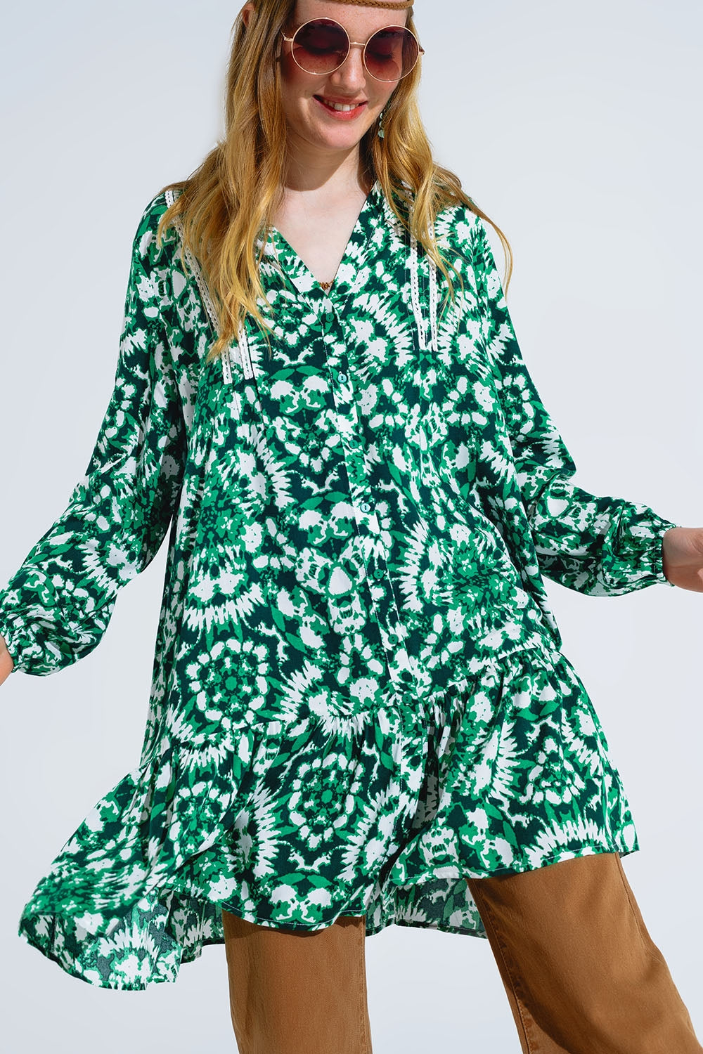 Vestido curto com estampado Tie Dye mangas compridas e rebordo de renda em verde