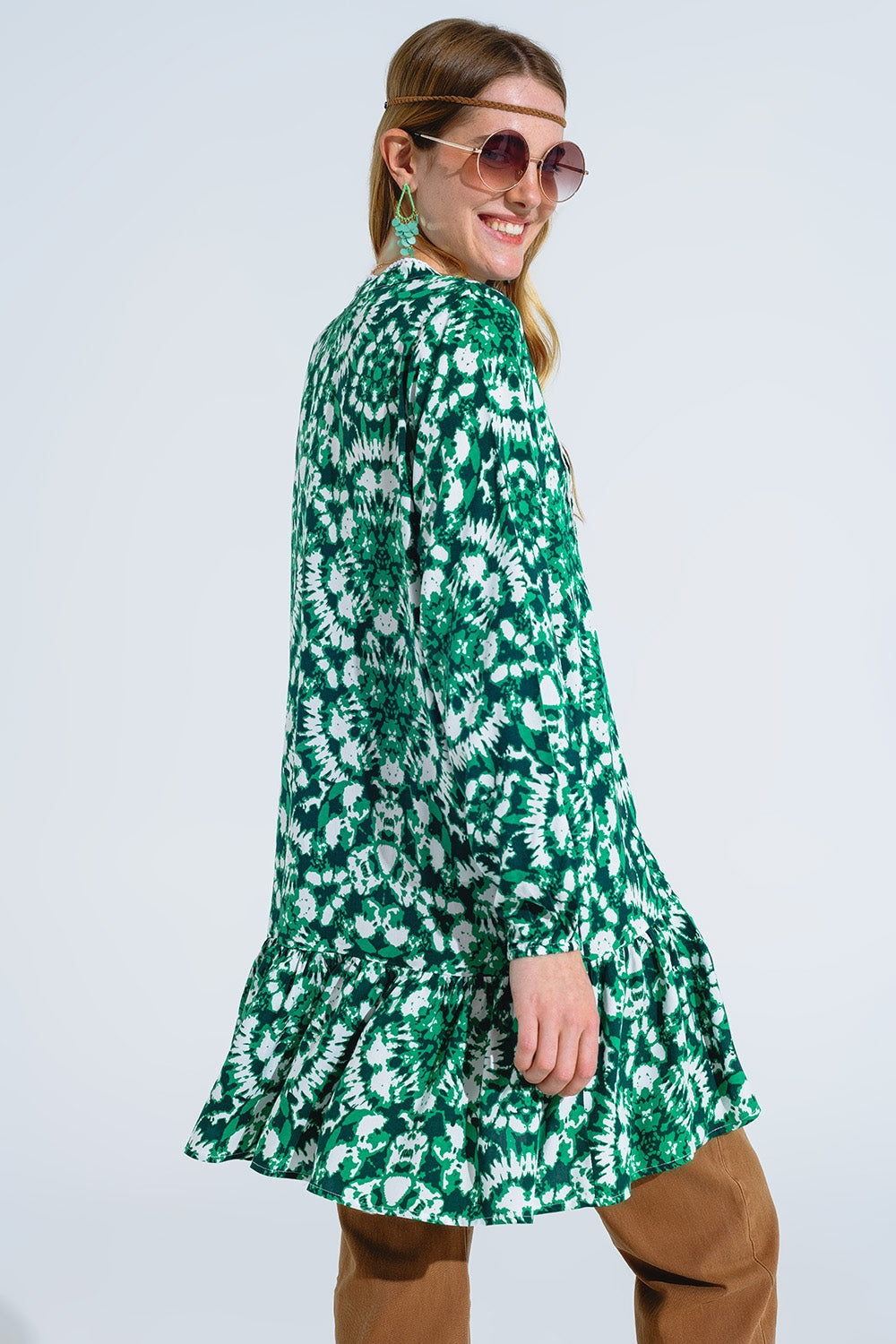 Vestido curto com estampado Tie Dye mangas compridas e rebordo de renda em verde