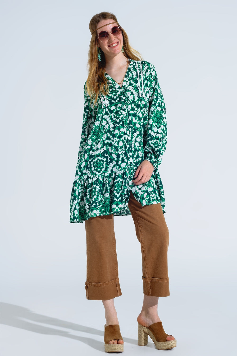 Vestido curto com estampado Tie Dye mangas compridas e rebordo de renda em verde