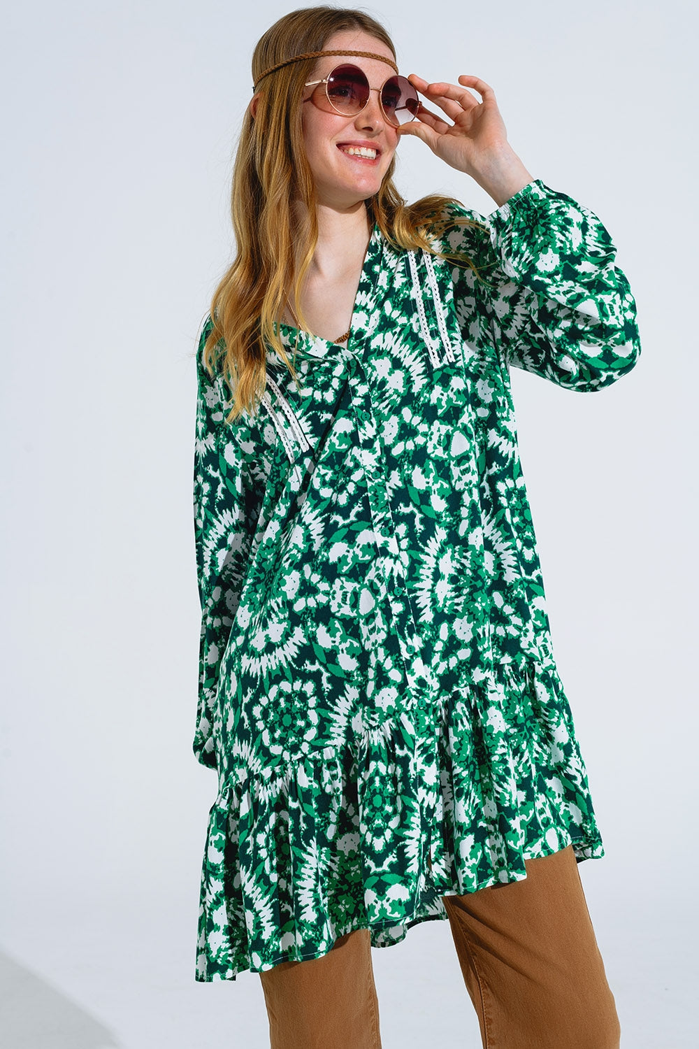 Vestido curto com estampado Tie Dye mangas compridas e rebordo de renda em verde