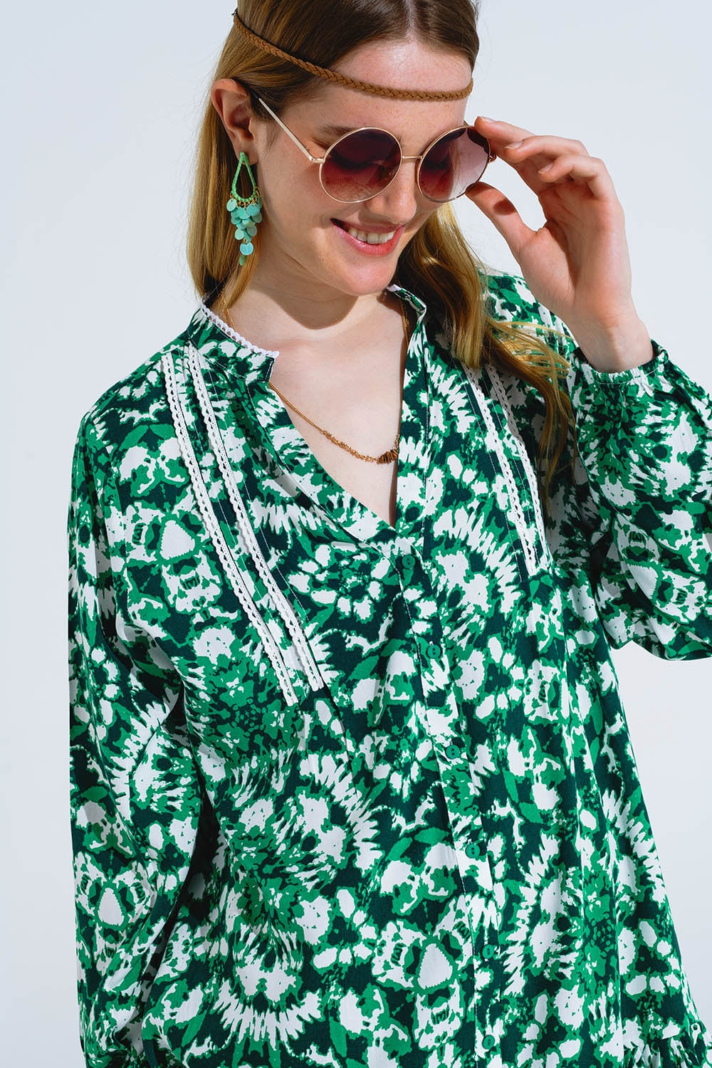 Vestido curto com estampado Tie Dye mangas compridas e rebordo de renda em verde