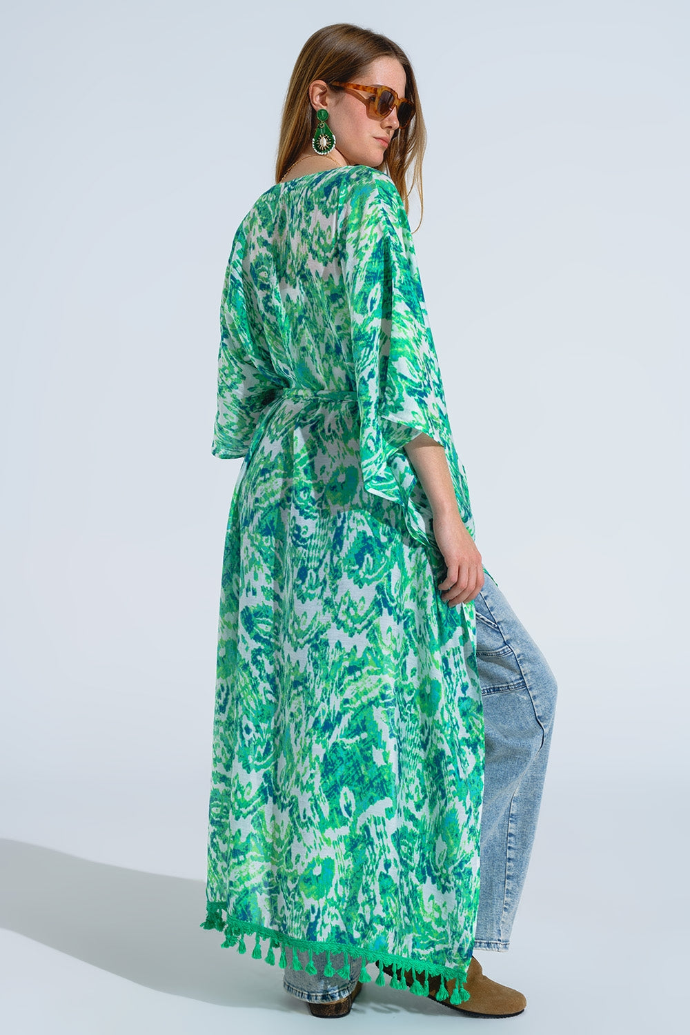 Quimono comprido verde com fecho de cordão em estampado tribal