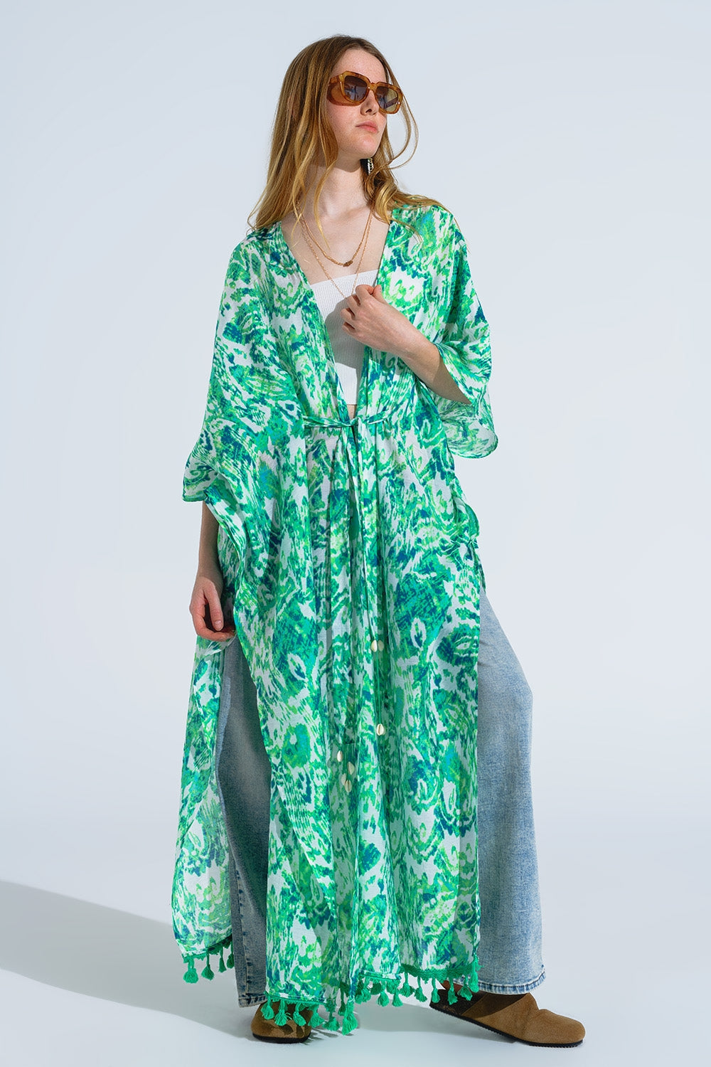 Quimono comprido verde com fecho de cordão em estampado tribal
