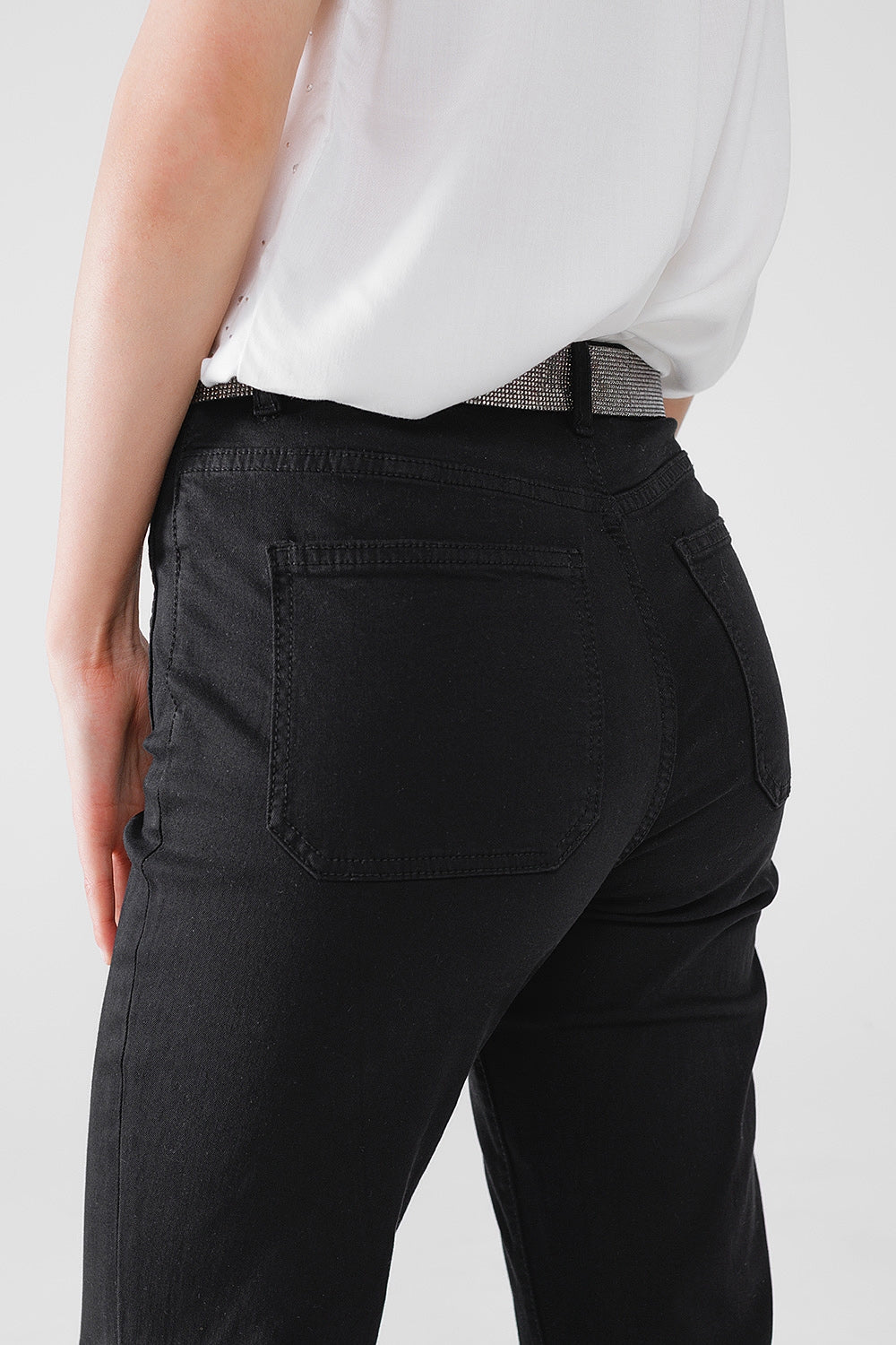 Calças de ganga skinny pretas com pormenor de bolso à frente