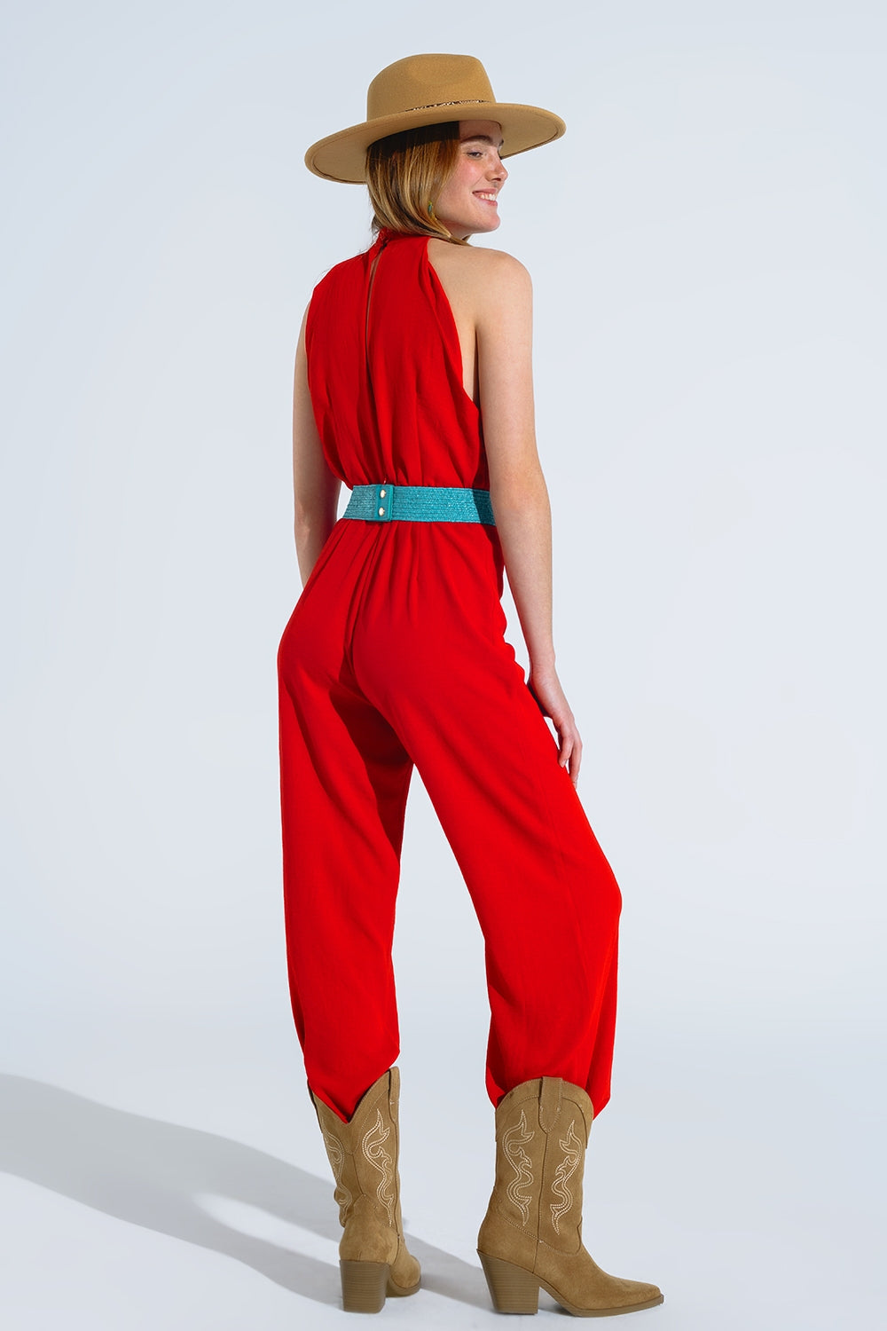 Macacão vermelho com decote halter cruzado